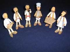 Grupo folclórico romeno. Figuras em madeira, 15 cms. Clique para ampliar.