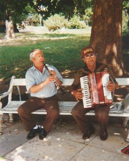 Músicos populares. Sófia, Bulgária. Verão 1997. Foto J.E.M. Clique para ampliar.