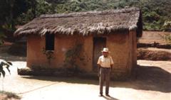 Casa de caboclo no entorno de Nazaré Paulista, 1982. Foto J.E.M. Clique para ampliar.