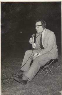 Flávio Araújo a narrar pela Rádio Bandeirantes, na lateral do gramado, jogo em Cali, Colômbia, 1960. Clique para ampliar.