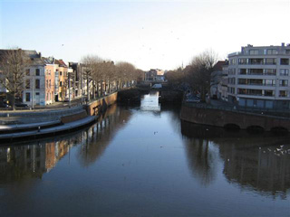 Frente aos canais de Gent. Foto: J.E.M. 14/02/09. Clique para ampliar.