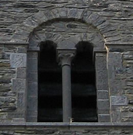 Detalhe da torre da Capela de Sint-Hilarius, séc. XI, Mullem - Bélgica